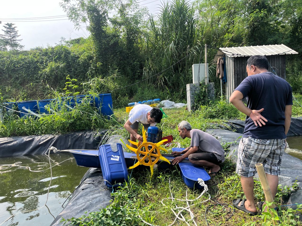 Tim Crustea mendampingi pembudidaya tambak